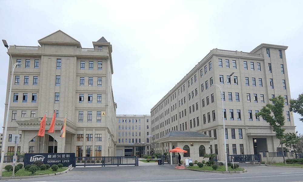 Fabrika e Liper në Wenzhou, Zhejiang: dy ndërtesa gjashtëkatëshe dhe porta
